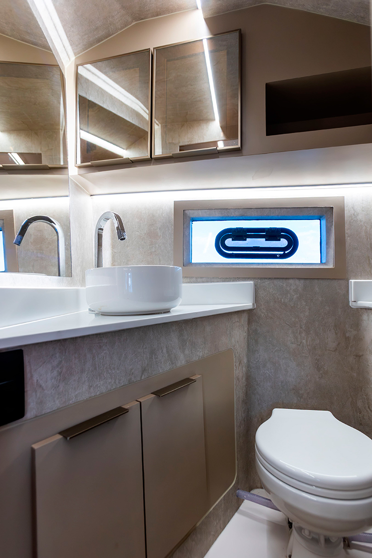 Zath 348 HT Outboard: design europeu, navegabilidade e muito espaço a bordo